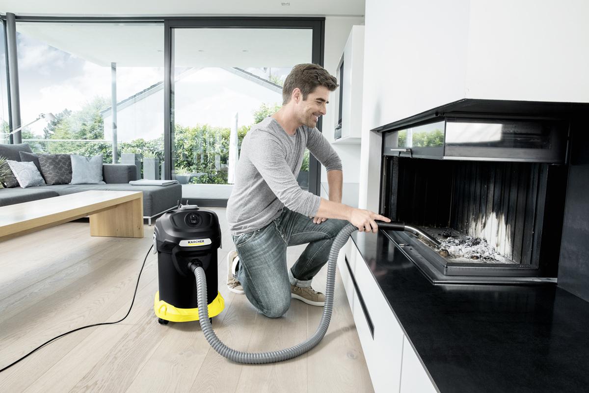 Účinné odstraňování popela vysavačem Karcher AD 4 Premium.
