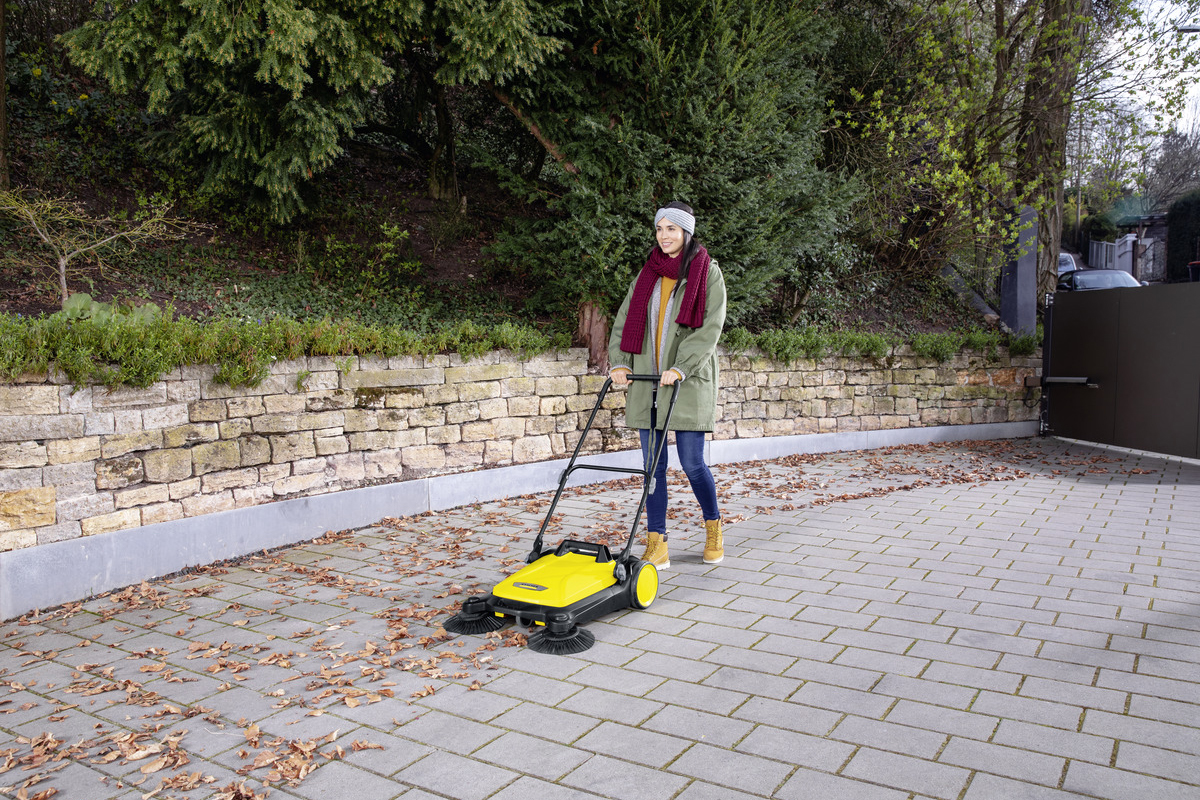 Pracuj bez wysiłku przy użyciu zamiatarki ręcznej Karcher S 4 Twin