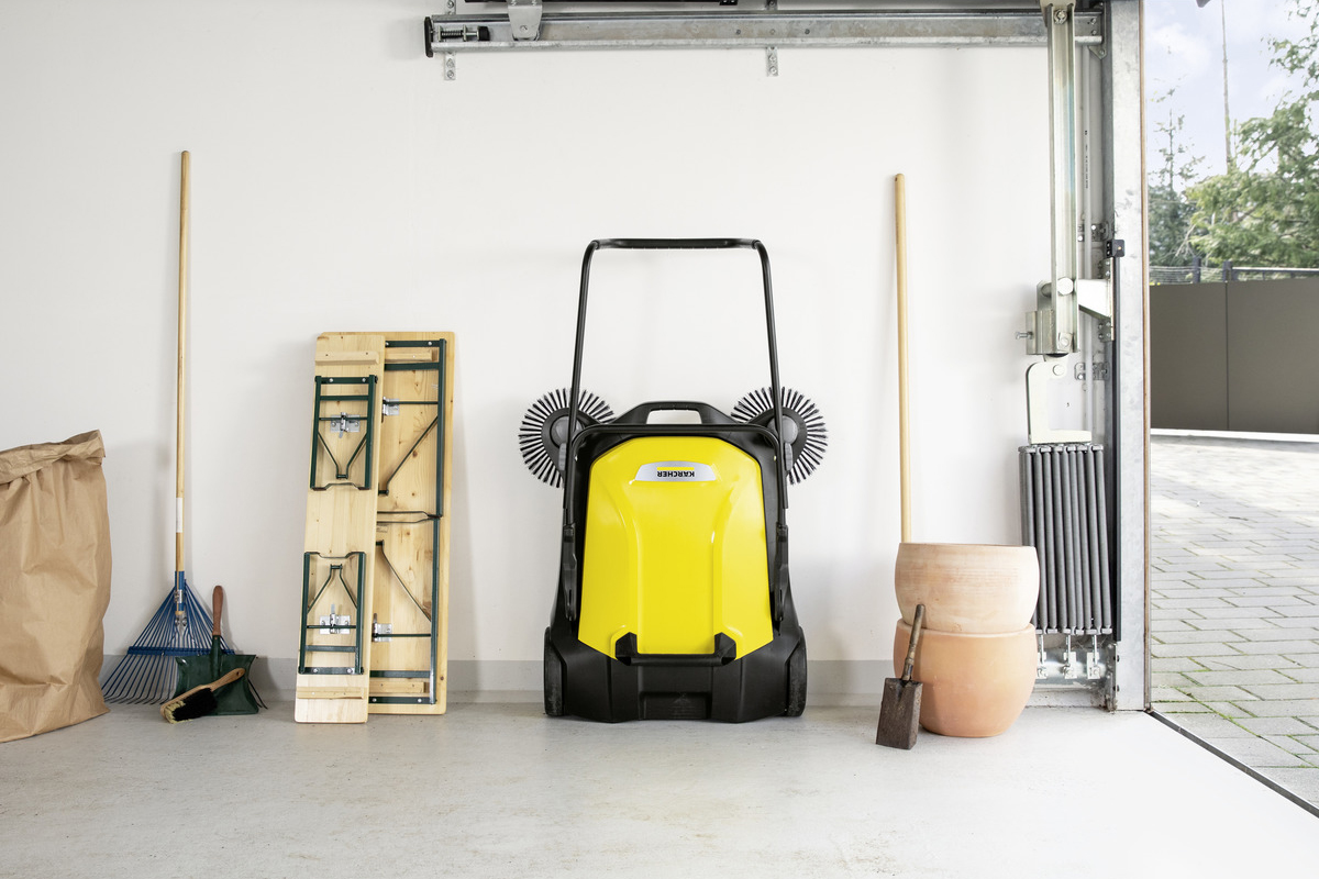 Zametací stroj Karcher S 6 Twin vám v garáži rozhodně nebude překážet