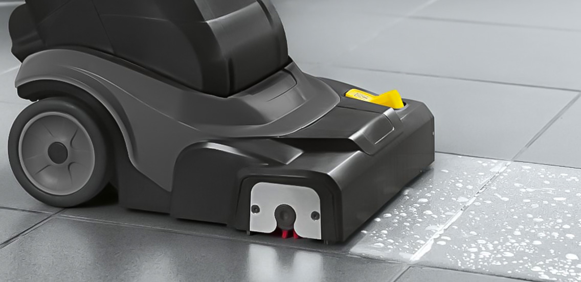 Profesionální ruční podlahový mycí stroj s funkcí odsávání BR 30/4 C od Karcher