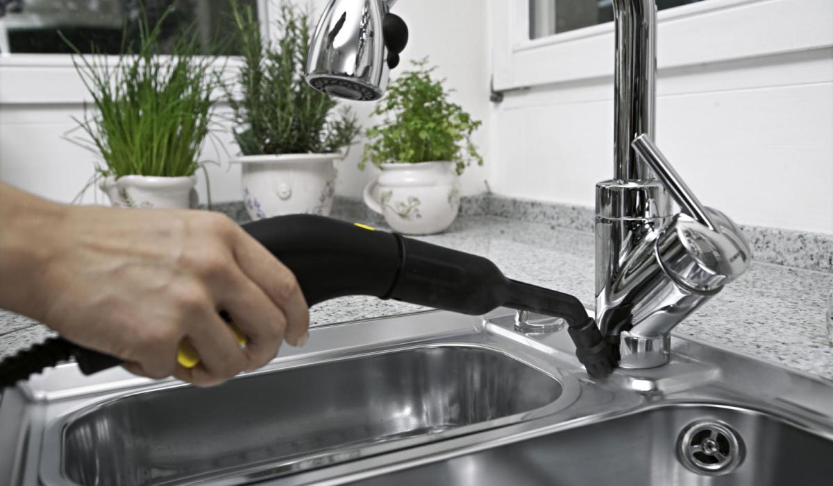 Bodová tryska pro SG 4/4 od firmy Karcher Bodová tryska pro SG 4/4 od firmy Karcher. Čištění kuchyňské baterie a dřezu pomocí bodové trysky.