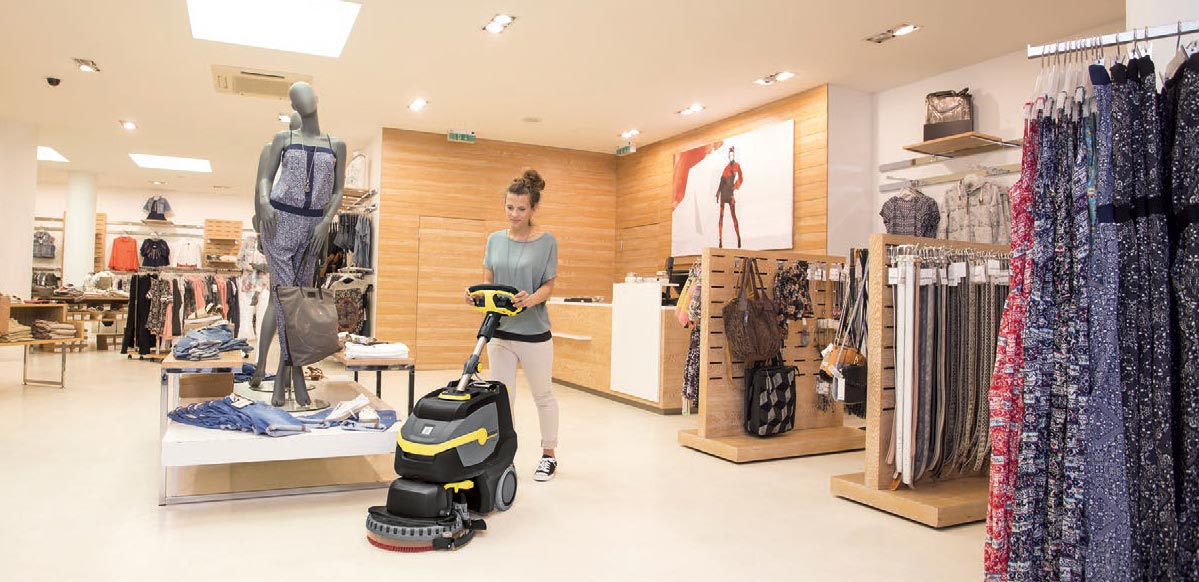 Profesjonalna szorowarka automatyczna prowadzona ręcznie BD 38/12 C Bp Pack firmy Karcher Profesjonalne urządzenie do szorowania podłóg BD 38/12 C Bp Pack firmy Karcher. Szorowanie podłogi w sklepie odzieżowym wykonanej z linoeum.
