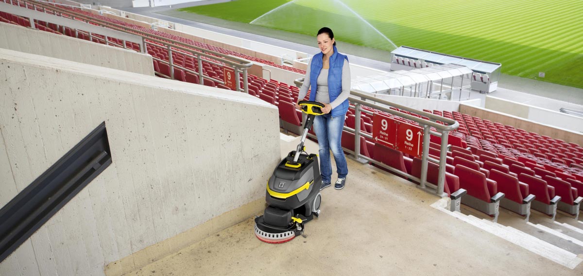 Profesjonalne urządzenie do szorowania podłóg BD 38/12 C Bp Pack firmy Karcher. Szorowanie posadzki na widowni stadionowej.