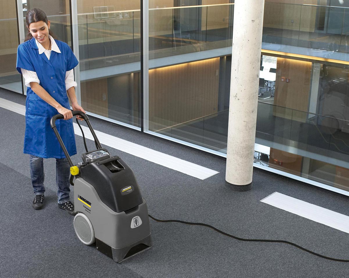 Profesionální, kompaktní zařízení pro základní čištění BRC 30/15 C od firmy Karcher Profesionální, kompaktní zařízení pro základní čištění BRC 30/15 C od firmy Karcher. Žena čistící koberec pomocí zařízení BRC 30/15 C.