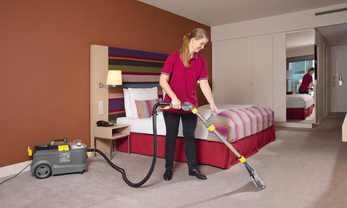 Karcher Puzzi 10/1 - čištění koberce v hotelu
